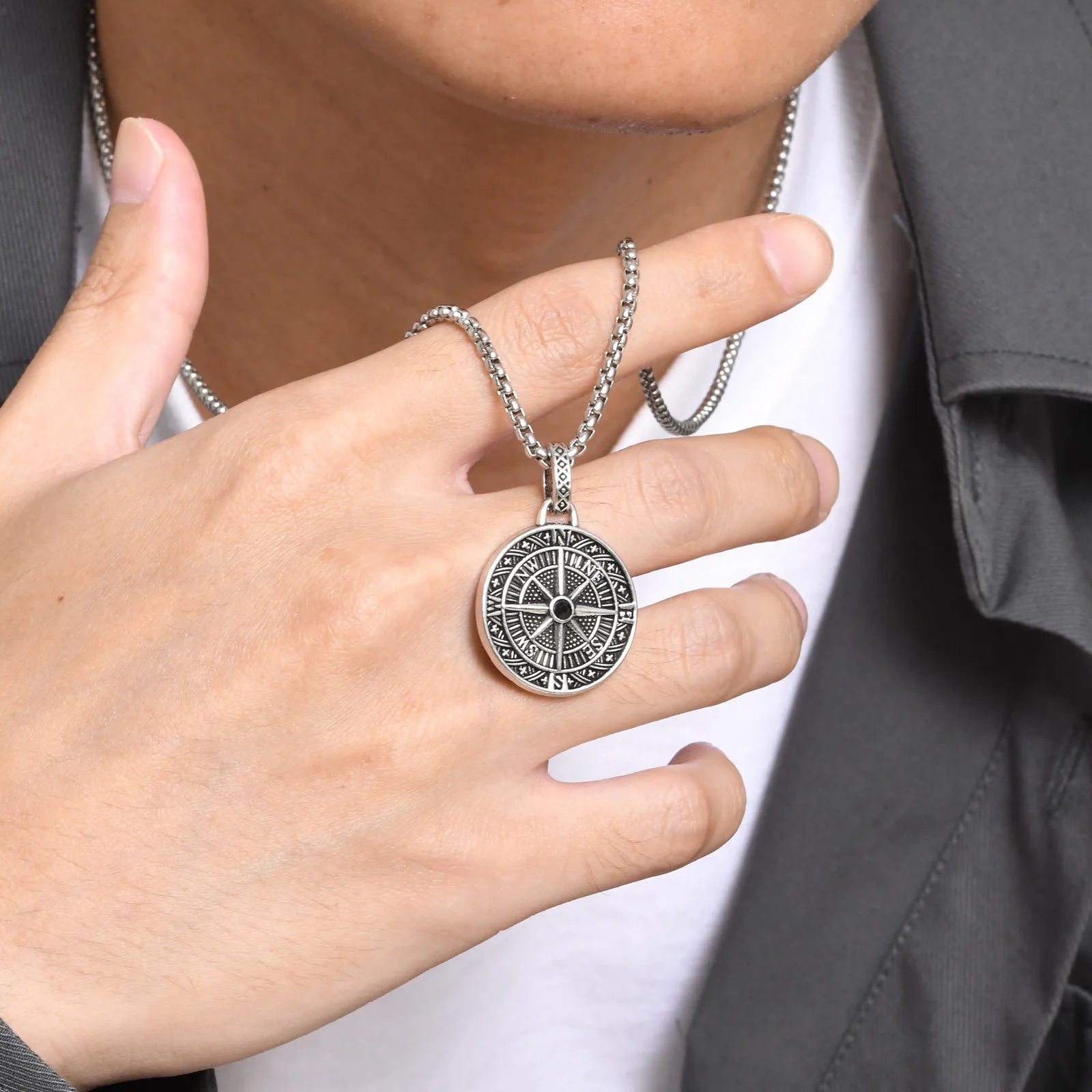 Colar Compass — foto de uso feminino
