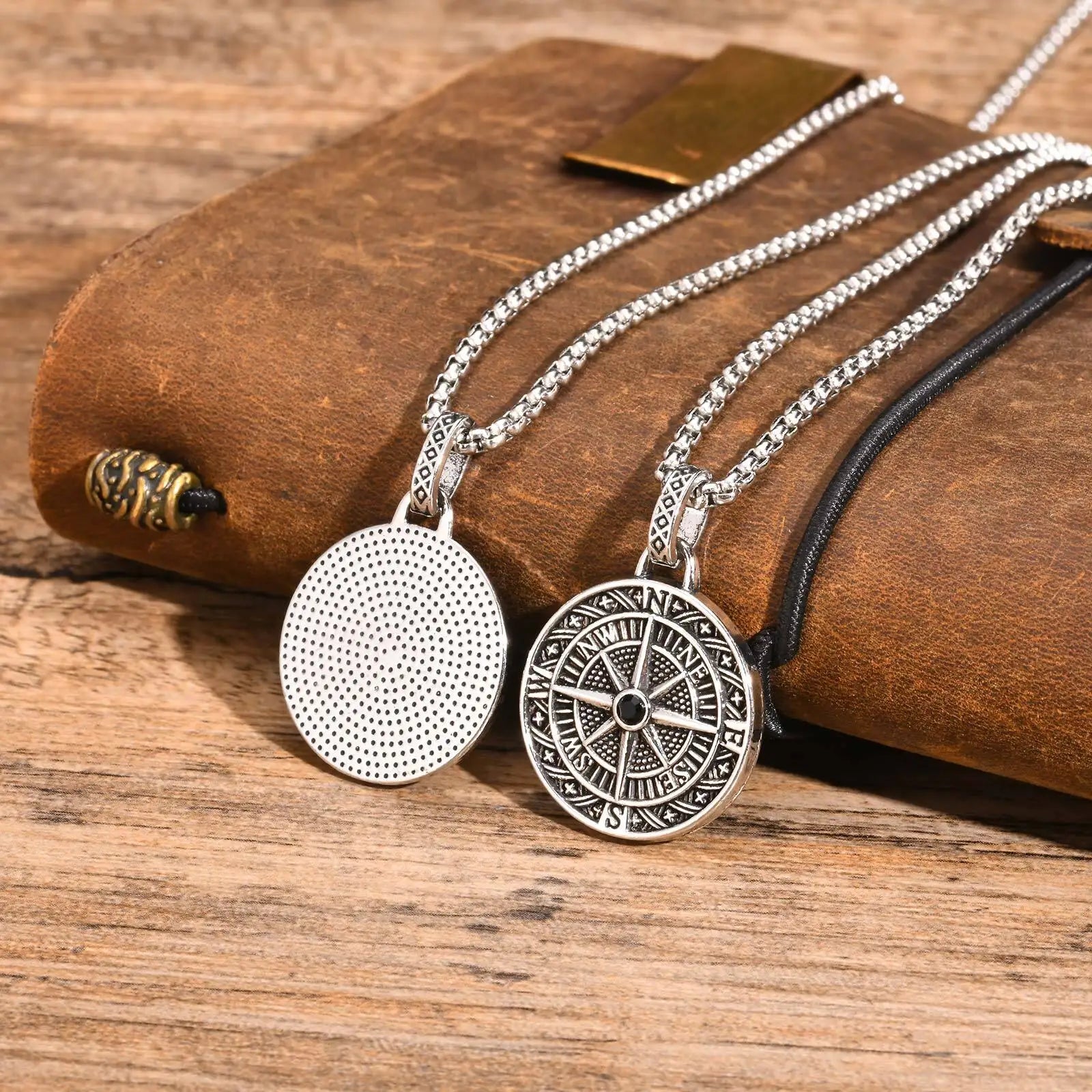 Colar Compass — detalhe do design torques
