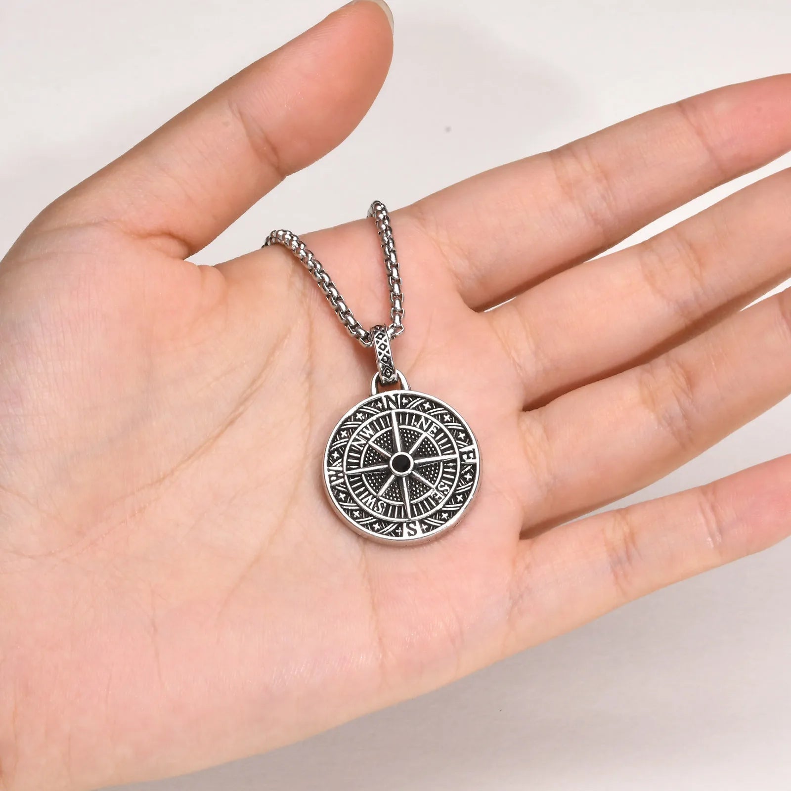 Colar Compass — vista lateral