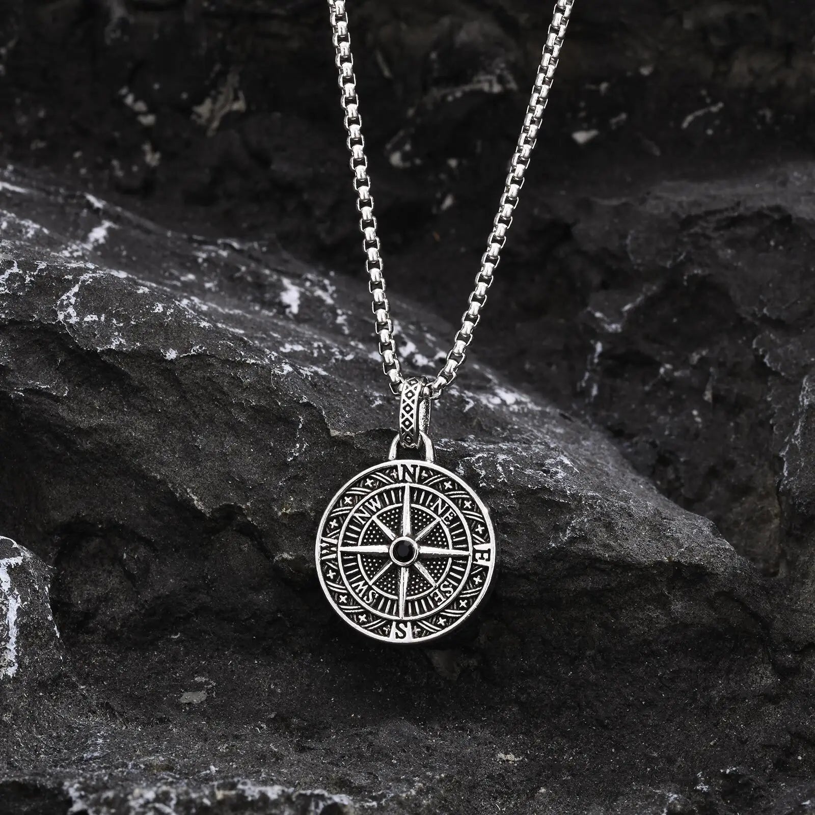 Colar Compass — gargantilha feminina rígida em aço inoxidável